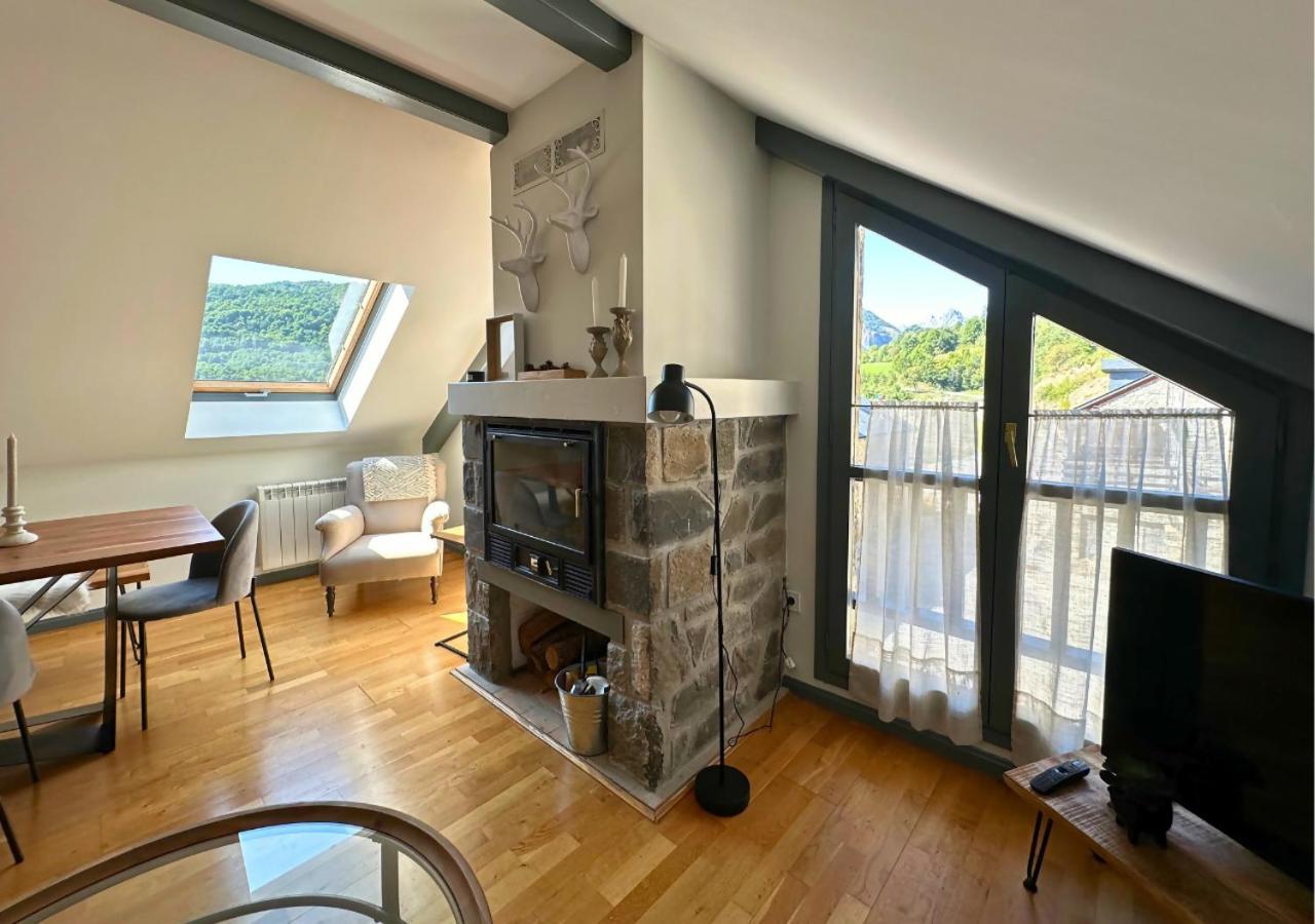Caldares Exclusivo Atico En El Pueyo De Jaca Apartment Panticosa Bagian luar foto